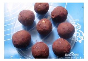 用红豆沙把蛋黄包裹起来，团成一个圆形。【对寄几无语至极，每次写菜谱都会少照几个图=_=，感谢百度。】