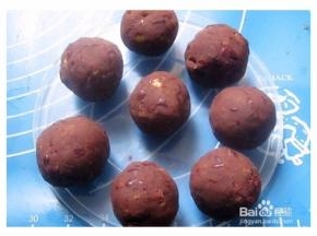 用红豆沙把蛋黄包裹起来，团成一个圆形。【对寄几无语至极，每次写菜谱都会少照几个图=_=，感谢百度。】
