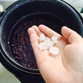 加入适量冰糖因为我不爱吃糖所以放的很少。