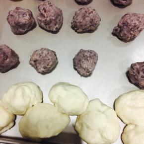 豆沙和面团分成相等的等份