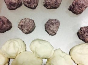 豆沙和面团分成相等的等份