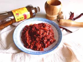 一次可以多炒一些，放凉后密封起来，每一次用的时候拿出来即可，万能的辣酱哦～