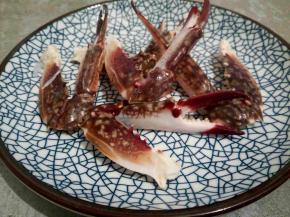 螃蟹脚拌下来，敲一下，入味