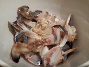 螃蟹去胃，去腮，剪小块