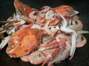 生姜，蒜炝锅，放螃蟹，虾翻炒成红色了，就加料酒1勺盐2勺，