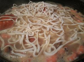 加新鲜面条，用筷子拌散，中间加2次冷水，面条容易里外都熟