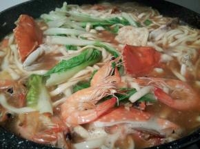 最后加小菜，煮一下就熟了，加点生抽，起锅