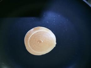 平底锅全程小火，用厨房纸沾点玉米油将锅底涂一遍，然后用平时盛饭用的汤勺舀三分之二勺面糊倒入，等面饼一面出现好多小气泡并且破掉把面饼翻面