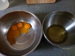 无水无油两个盆，将蛋清蛋液分离。本次买的鸡蛋比较小，所以用了4个，一般来说，大点的鸡蛋，3个就可以了。