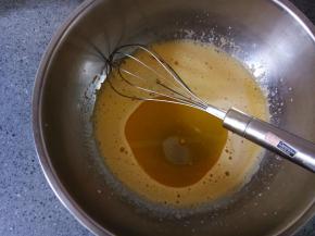 蛋黄中加入牛奶、盐和玉米油搅拌均匀