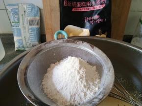 筛入低筋面粉
