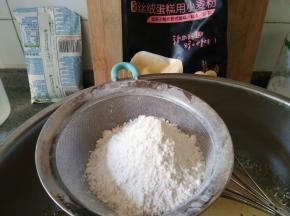 筛入低筋面粉