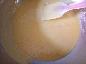 快速翻拌至没有干粉，千万不可过度搅拌