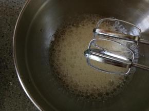 蛋白先打成鱼眼泡程度