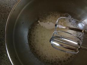 加入三分之一细砂糖或者糖粉，继续打发至出现细腻的纹路