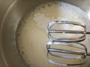 再加入剩下的糖粉，继续打发