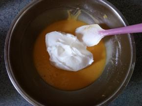 蛋白分三次加入蛋黄糊中