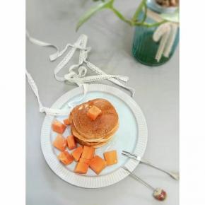 煎好以后，三四个摞起来放入盘子里，淋上一勺蜂蜜，切点木瓜或者芒果搭配。对了，木瓜蘸蜂蜜，再咬一口热松饼，特别美味呢。