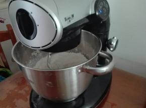 我的大玩具上豪厨师机必须登场啦，自从有了这台高大上的设备，不仅仅是面包懒得手揉，一切需要揉成面团的甜点均靠它了，彻底解放了我的双手，打好的面团，缸内基本很干净，清洗非常方便