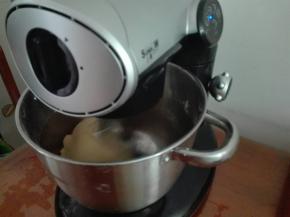 开始工作，果然是神速啊，三分钟成团，上豪厨师机的最独特点：搅面勾手工制作，可以根据面团情况机器自动由一档转至二档，且可以连续工作40分钟