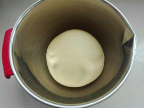 继续让机器运转了6分钟左右，总用时9分钟，揉成光滑面团，盖保鲜膜室温发酵约一个小时（夏天）