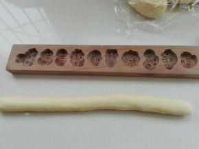 取一块面团搓成细长条