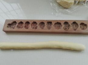 取一块面团搓成细长条