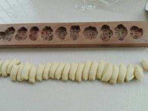 切成小剂子，可以放入模具大小即可