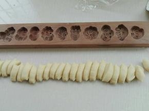 切成小剂子，可以放入模具大小即可