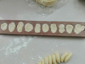 这个模具，老家一般叫卡子，卡子上撒一层干粉，将切好的剂子按压到模具中