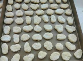 朝下轻轻一磕就可以脱模，依次留出空隙放入烤盘中
