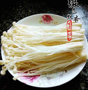金针菇洗净，摘成一小撮