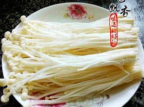 金针菇洗净，摘成一小撮