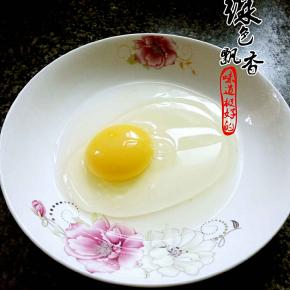 鸡蛋一个磕入盘中