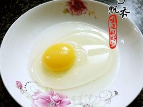 鸡蛋一个磕入盘中