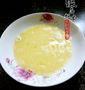 加盐，将蛋液打匀