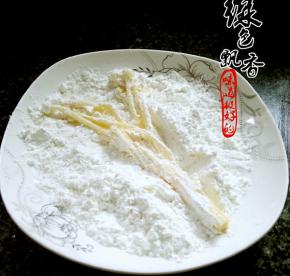 将沾上蛋液的金针菇裹上一层淀粉