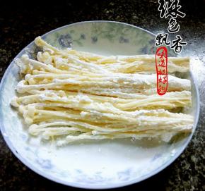 抖掉多余淀粉，放盘中备用