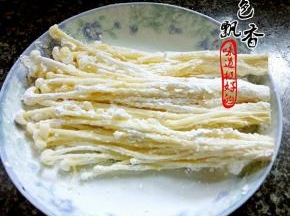 抖掉多余淀粉，放盘中备用