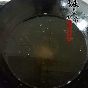 坐锅倒油，油温6，7成热