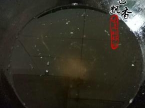 坐锅倒油，油温6，7成热