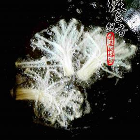 放入金针菇油炸，颜色发黄捞出，淋油