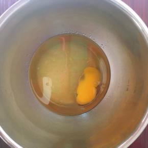 糖，盐，鸡蛋，植物油放打蛋盆里搅拌均匀