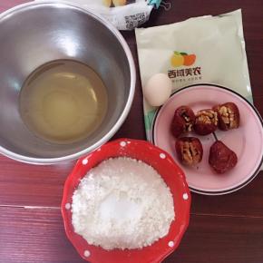 食材先称好，泡打粉和小苏打和面粉混合好