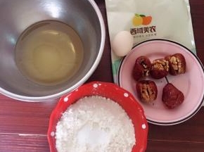 食材先称好，泡打粉和小苏打和面粉混合好