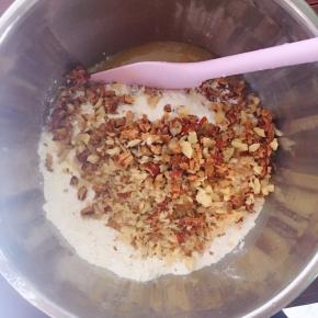 加入面粉和红枣核桃