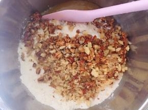 加入面粉和红枣核桃