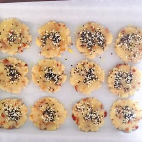 做好的面团刷蛋液，撒上芝麻