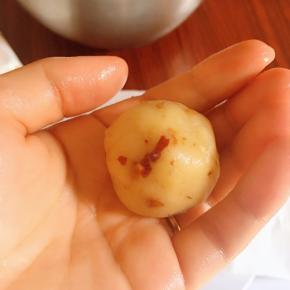 取大概25克面团搓成丸子