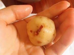 取大概25克面团搓成丸子